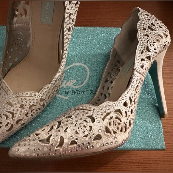 Betsey Johnson Elsa Heels - Picture 3 of 13